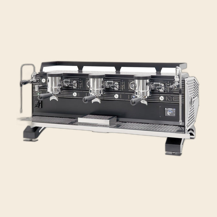 969 Aurora Multiboiler dreigruppige Siebträger-Espressomaschine in Schwarz, freigestellt