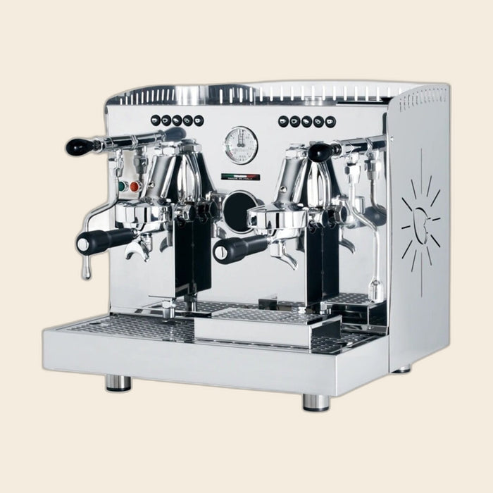 969 Zeta Compact zweigruppige Siebträger-Espressomaschine in Edelstahl, kompakt, freigestellt