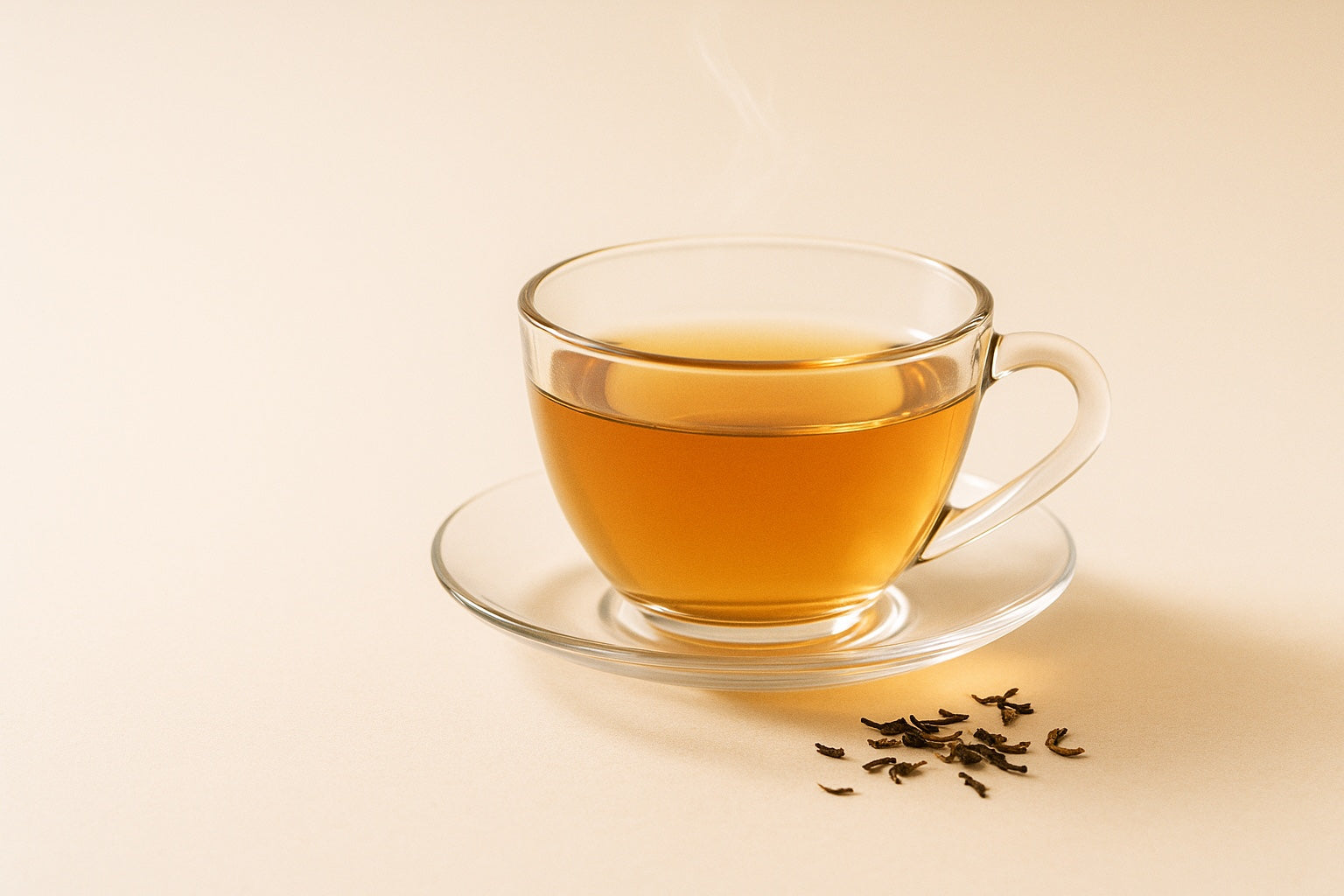 Goldener Tee in einer klaren Tasse
