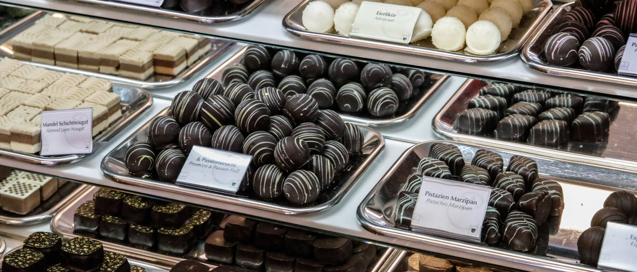 Pralinen-Theke in der Chocolat-Boutique