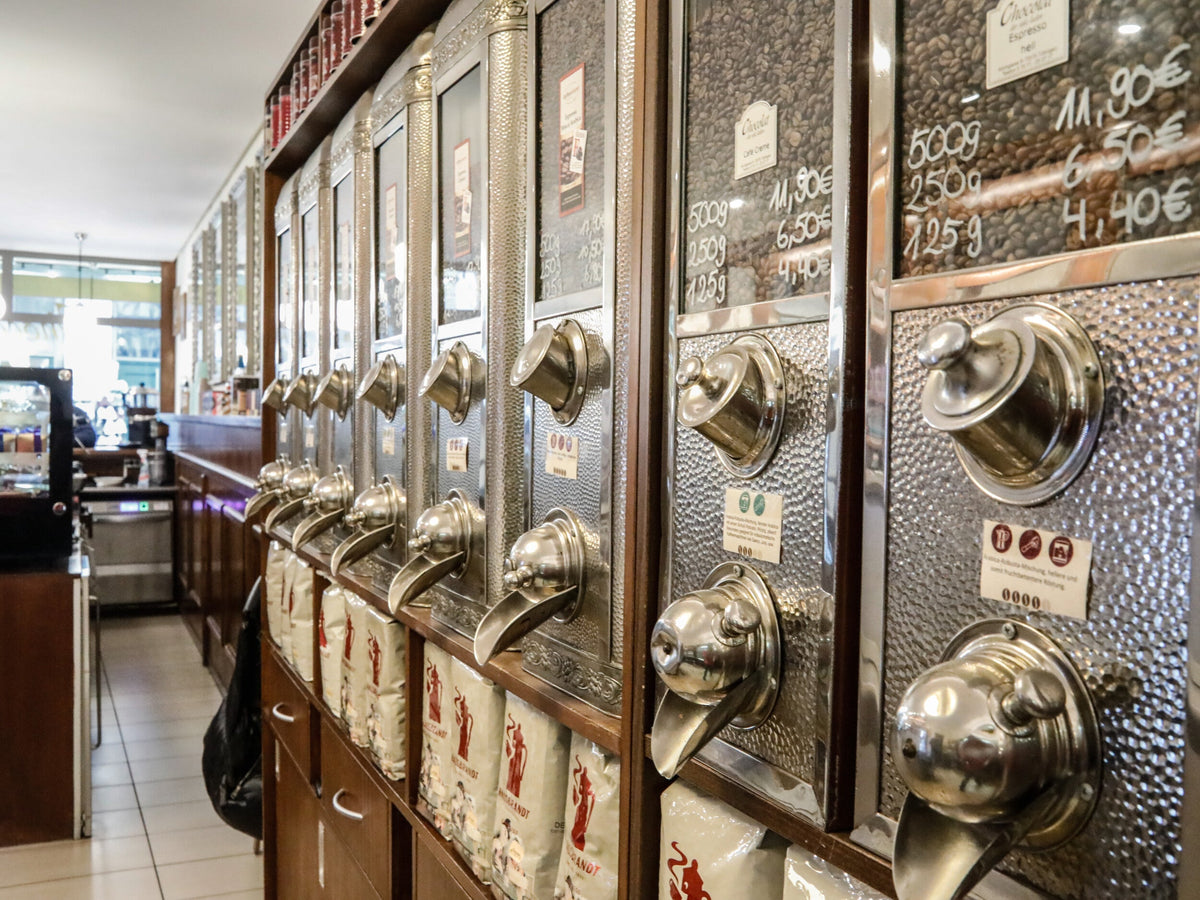 Kaffeespender aus Messing hinter der Theke von Chocolat in der Tübinger Kirchgasse