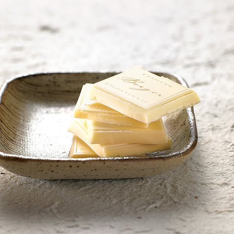 Bio Weiß – Schokolade von Confiserie Berger, 90 g, angerichtet