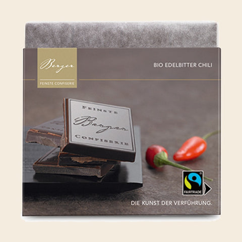Bio Edelbitter Chili – Tafelschokolade von Confiserie Berger, 90 g, freigestellt vor cremefarbenem Hintergrund