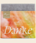Thementafel Bio Vollmilch "Danke" – Tafelschokolade von Confiserie Berger, 40 g, freigestellt vor cremefarbenem Hintergrund