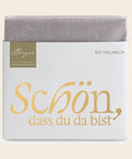 Thementafel Bio Vollmilch "Schön, dass du da bist" – Tafelschokolade von Confiserie Berger, 40 g, freigestellt vor cremefarbenem Hintergrund