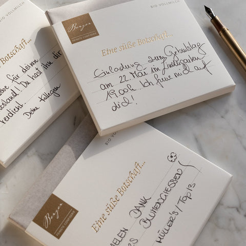 Thementafel Bio Vollmilch "Eine süße Botschaft" – Schokolade von Confiserie Berger, 70 g, angerichtet