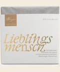 Thementafel Bio Vollmilch "Lieblingsmensch" – Tafelschokolade von Confiserie Berger, 70 g, freigestellt vor cremefarbenem Hintergrund