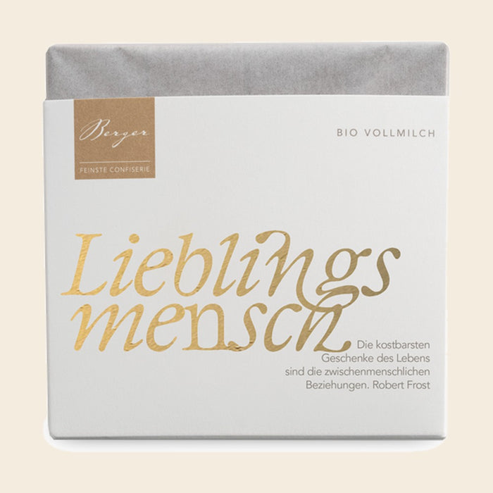 Thementafel Bio Vollmilch "Lieblingsmensch" – Tafelschokolade von Confiserie Berger, 70 g, freigestellt vor cremefarbenem Hintergrund