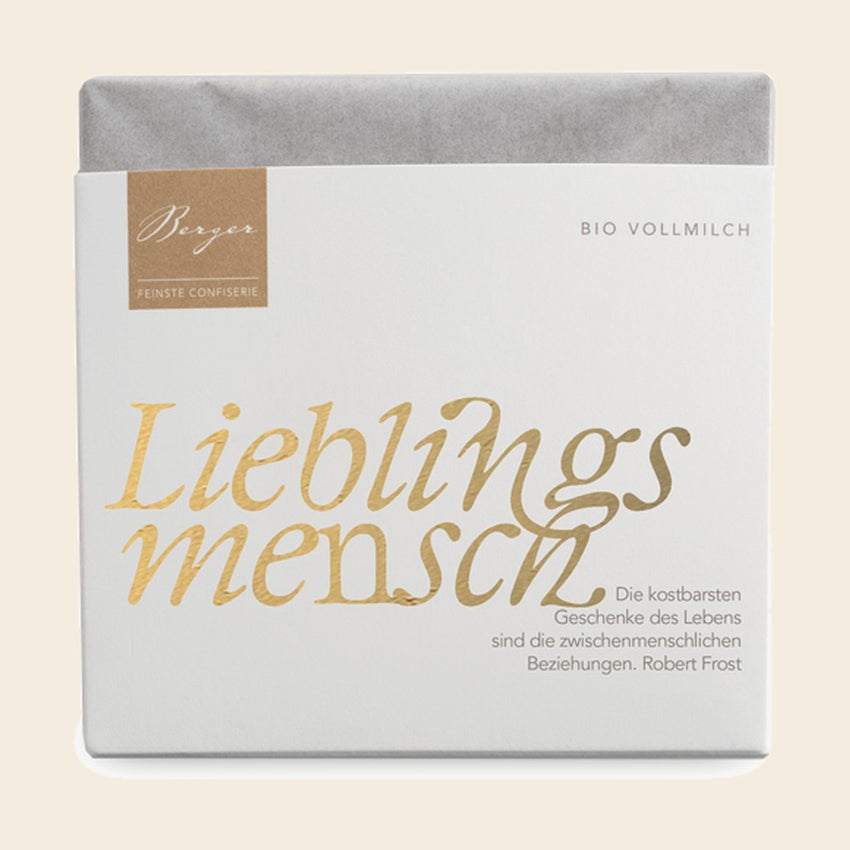 Thementafel Bio Vollmilch "Lieblingsmensch" – Tafelschokolade von Confiserie Berger, 70 g, freigestellt vor cremefarbenem Hintergrund