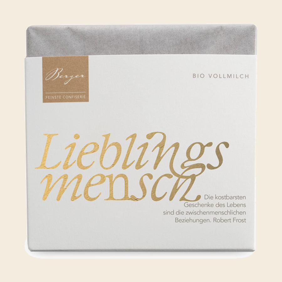 Thementafel Bio Vollmilch "Lieblingsmensch" – Tafelschokolade von Confiserie Berger, 70 g, freigestellt vor cremefarbenem Hintergrund