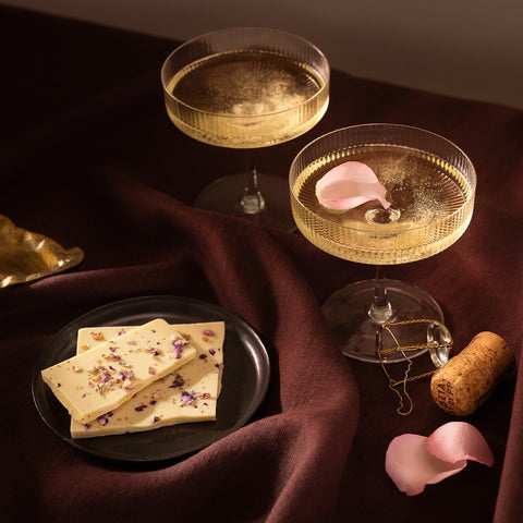 Bio Weiß Marc de Champagne-Rose gefüllt – Schokolade von Confiserie Berger, 100 g, angerichtet