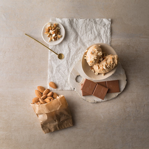 Bio Vollmilch Mandel-Nougat gefüllt – Schokolade von Confiserie Berger, 100 g, angerichtet