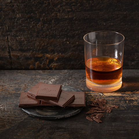Bio Edelbitter Rum gefüllt – Schokolade von Confiserie Berger, 100 g, angerichtet