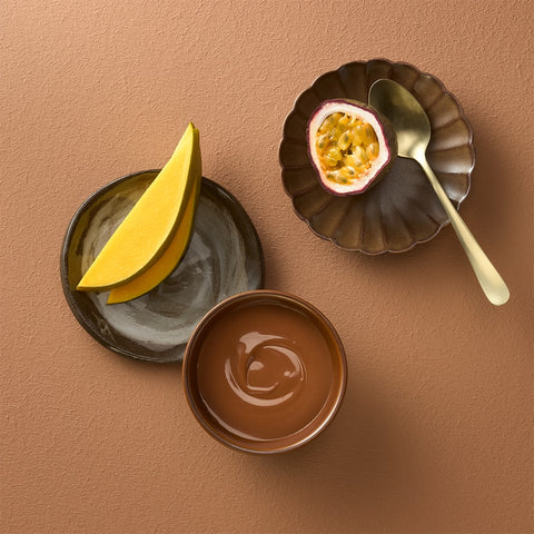 Bio Vollmilch Mango-Maracuja gefüllt – Schokolade von Confiserie Berger, 100 g, angerichtet