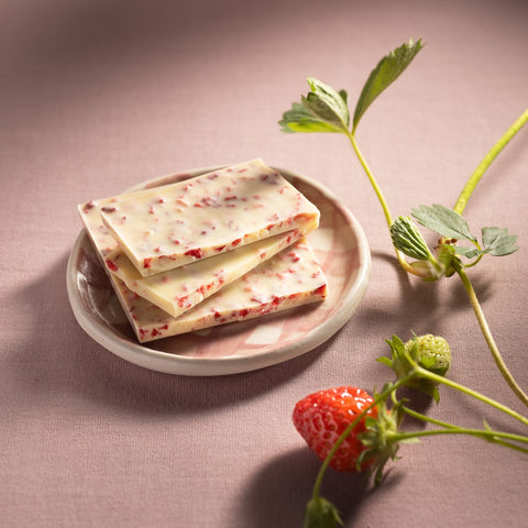 Bio Weiße Schokolade mit Erdbeerstückchen – Schokolade von Confiserie Berger, 90 g, angerichtet