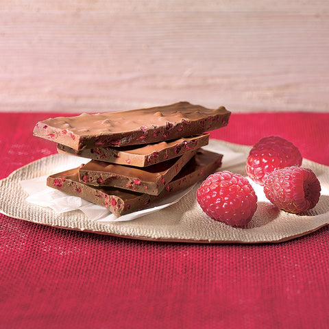 Bio Vollmilchschokolade mit Himbeerstückchen – Schokolade von Confiserie Berger, 90 g, angerichtet