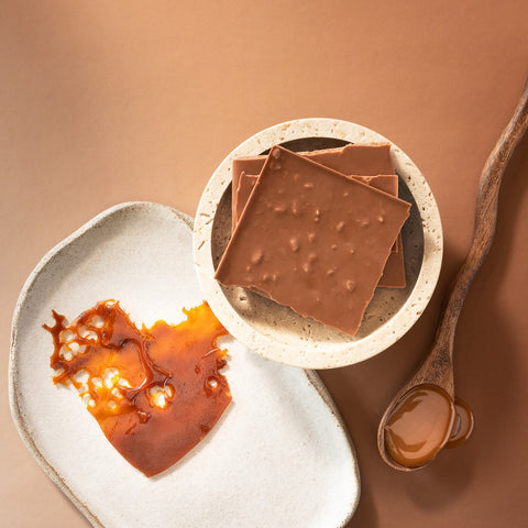 Bio Vollmilchschokolade mit Karamellstückchen – Schokolade von Confiserie Berger, 90 g, angerichtet