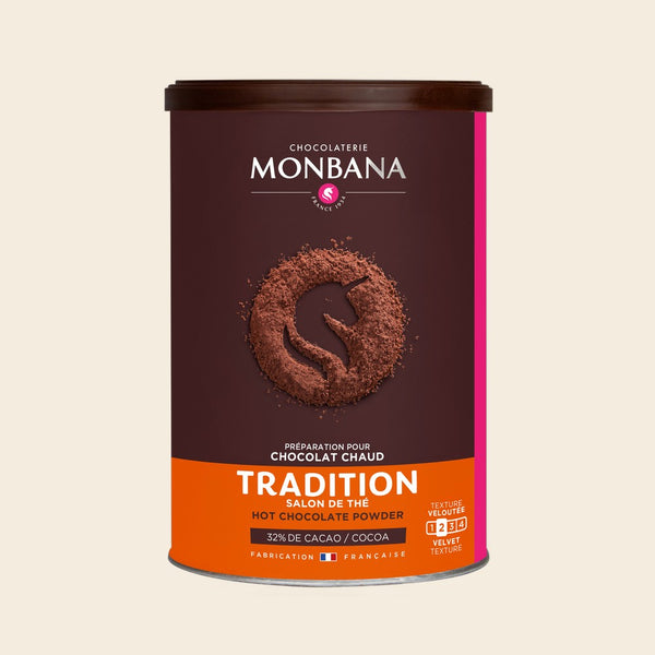 Monbana Tradition Trinkschokolade – 250 g Dose, freigestellt vor cremefarbenem Hintergrund