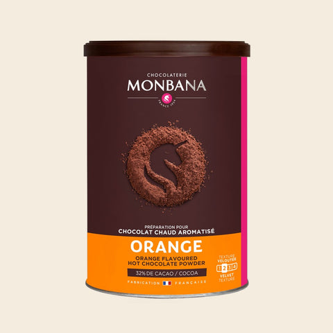 Monbana Orange Trinkschokolade – 250 g Dose, freigestellt vor cremefarbenem Hintergrund
