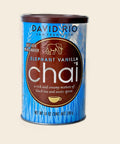 David Rio Elephant Vanilla Chai – 398 g Dose, freigestellt vor cremefarbenem Hintergrund