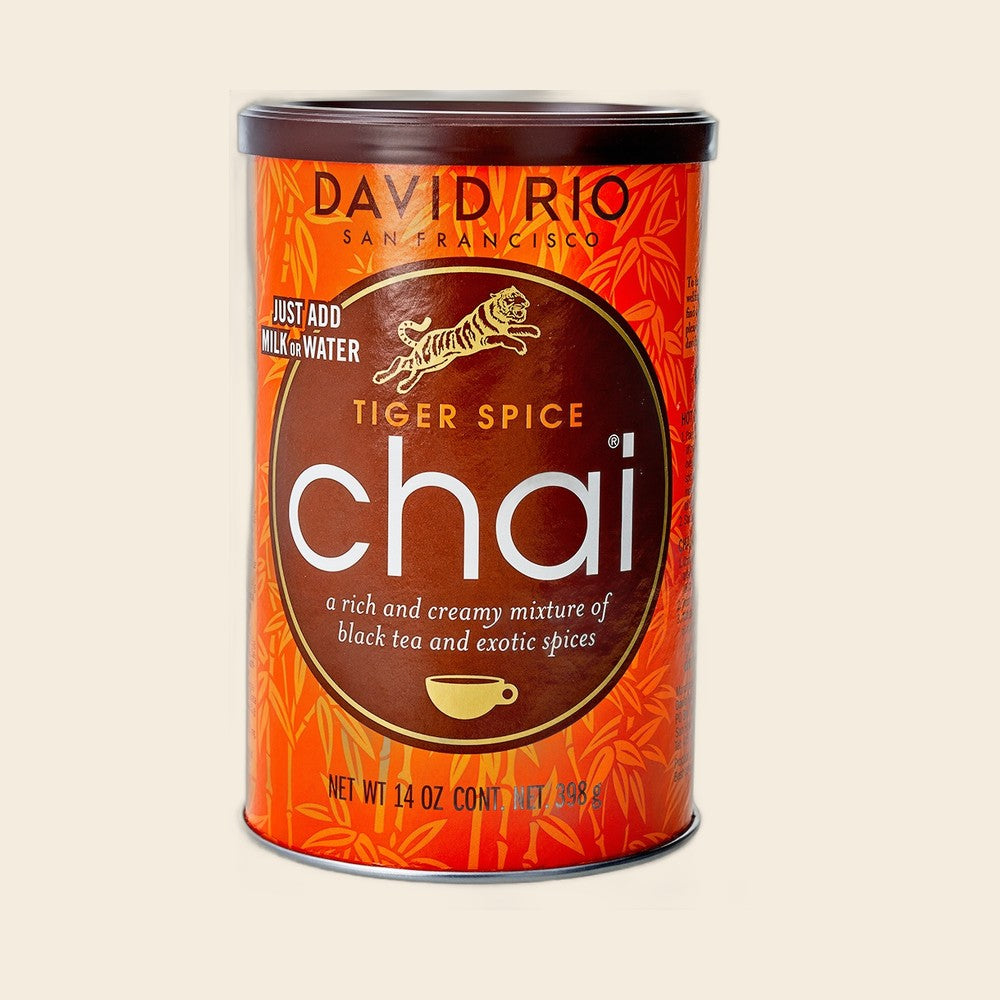 David Rio Tiger Spice Chai – 398 g Dose, freigestellt vor cremefarbenem Hintergrund