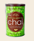 David Rio Tortoise Green Tea Chai – 398 g Dose, freigestellt vor cremefarbenem Hintergrund