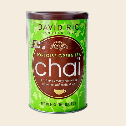 David Rio Tortoise Green Tea Chai – 398 g Dose, freigestellt vor cremefarbenem Hintergrund