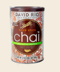 David Rio Tiger Spice Chai entkoffeiniert – 398 g Dose, freigestellt vor cremefarbenem Hintergrund