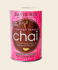 David Rio Flamingo Vanilla Chai – 337 g Dose, freigestellt vor cremefarbenem Hintergrund