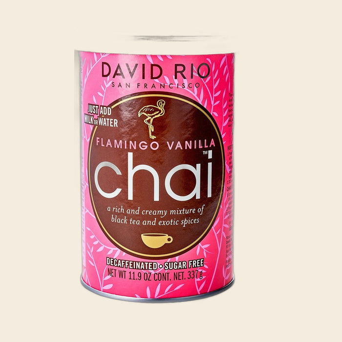 David Rio Flamingo Vanilla Chai – 337 g Dose, freigestellt vor cremefarbenem Hintergrund