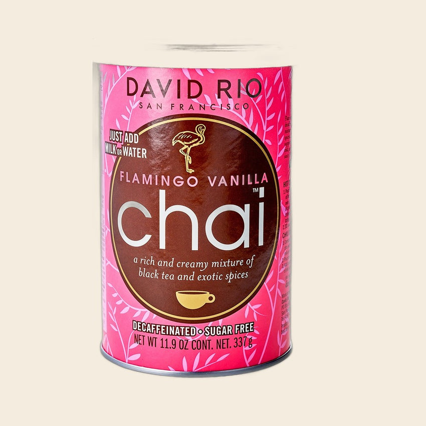 David Rio Flamingo Vanilla Chai – 337 g Dose, freigestellt vor cremefarbenem Hintergrund