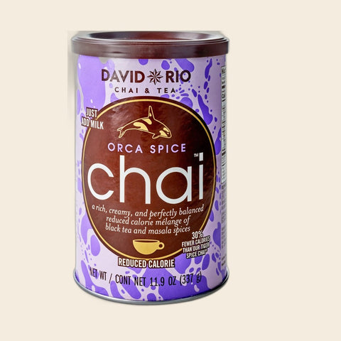 David Rio Orca Spice Chai – 337 g Dose, freigestellt vor cremefarbenem Hintergrund