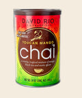 David Rio Toucan Mango Chai – 398 g Dose, freigestellt vor cremefarbenem Hintergrund
