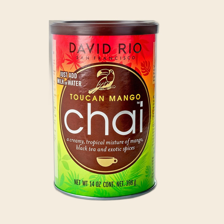 David Rio Toucan Mango Chai – 398 g Dose, freigestellt vor cremefarbenem Hintergrund