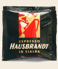 Hausbrandt Kaffee Pads Academia Espresso – Kaffeepads, 126 g, freigestellt vor cremefarbenem Hintergrund
