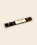 Amuse Bouche Passionsfrucht Vanille von Coppeneur, freigestellt auf cremefarbenem Hintergrund