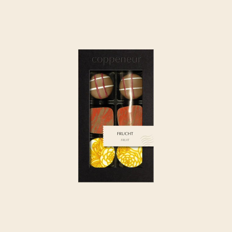 6er Sélection Frucht von Coppeneur – Pralinenschachtel auf cremefarbenem Hintergrund