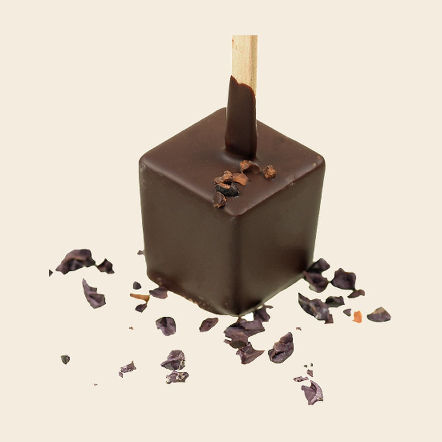 Trinkschokolade Zartbitter – Trinkschokolade am Stiel von Art of Chocolate, 30 g, freigestellt vor cremefarbenem Hintergrund