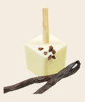 Trinkschokolade Vanille – Trinkschokolade am Stiel von Art of Chocolate, 30 g, freigestellt vor cremefarbenem Hintergrund