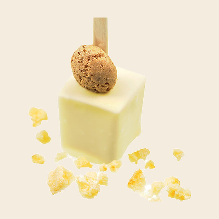 Trinkschokolade Amaretto – Trinkschokolade am Stiel von Art of Chocolate, 30 g, freigestellt vor cremefarbenem Hintergrund