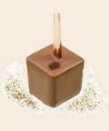 Trinkschokolade Latte Macchiato – Trinkschokolade am Stiel von Art of Chocolate, 30 g, freigestellt vor cremefarbenem Hintergrund