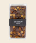 Tafel Vollmilch mit Rosinen & Haselnusskerne – Tafelschokolade von Art of Chocolate, 140 g, freigestellt vor cremefarbenem Hintergrund