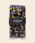 Tafel Edelbitterschokolade mit Cranberries, Ingwer & Pistazienkerne – Tafelschokolade von Art of Chocolate, 130 g, freigestellt vor cremefarbenem Hintergrund