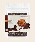 Gebrannte Haselnuss Edelbitter – Tafelschokolade von Art of Chocolate, 120 g, freigestellt vor cremefarbenem Hintergrund