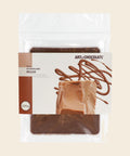 Milch – Tafelschokolade von Art of Chocolate, 120 g, freigestellt vor cremefarbenem Hintergrund
