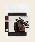 Edelbitter Puristik – Tafelschokolade von Art of Chocolate, 120 g, freigestellt vor cremefarbenem Hintergrund