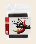 Chili – Tafelschokolade von Art of Chocolate, 120 g, freigestellt vor cremefarbenem Hintergrund