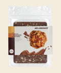 Gebrannte Haselnuss VM – Tafelschokolade von Art of Chocolate, 120 g, freigestellt vor cremefarbenem Hintergrund