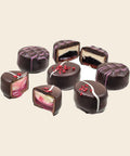 Edition No 02 Waldfrucht MdChampagne & Himbeer Cheesec. – Praline von Art of Chocolate, 95 g, freigestellt vor cremefarbenem Hintergrund