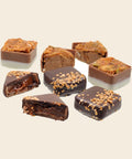Edition No 03 Florentiner Nougat & Salz Karamell – Praline von Art of Chocolate, 110 g, freigestellt vor cremefarbenem Hintergrund